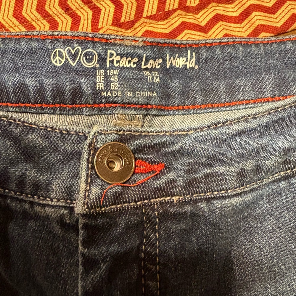 Peace Love World jeans with embroidered Star-detailing - Picture 4 of 8